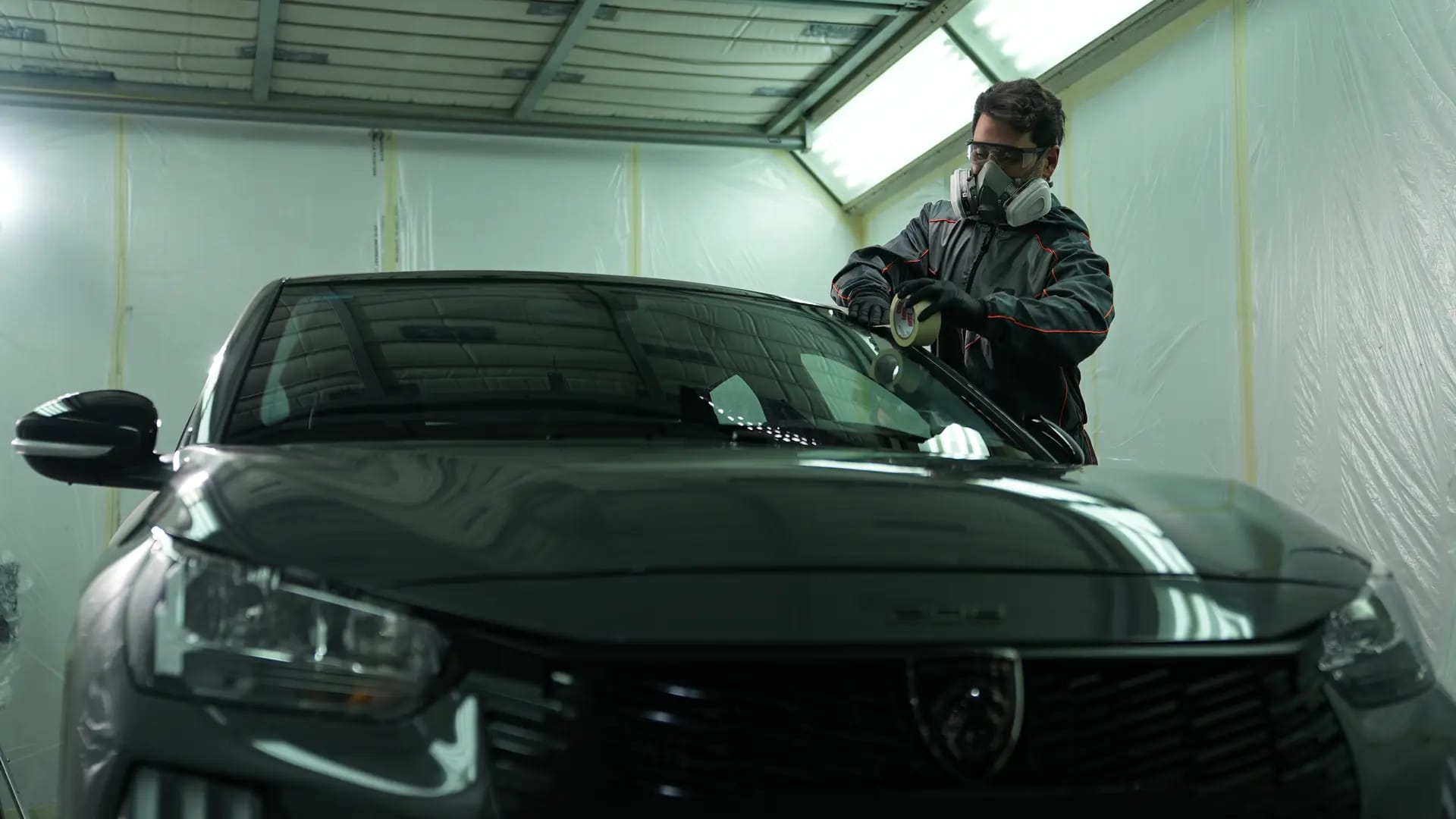 Especialista trabajando en chapa y pintura de vehículo